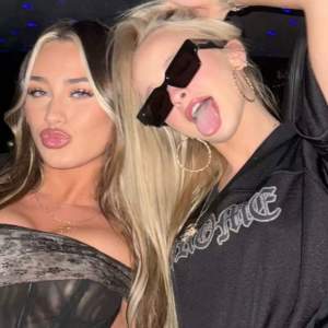 İki genç arkadaş Belinay