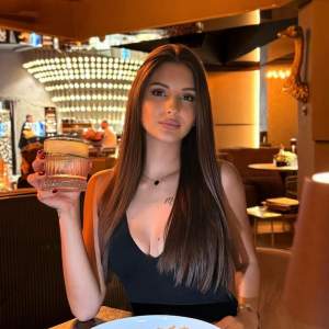 Oral sekste oldukça iddialı olan İlayda. Masaj