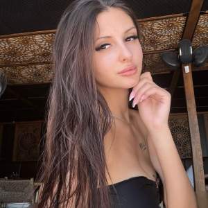 Oral sekste oldukça iddialı olan İlayda. Masaj