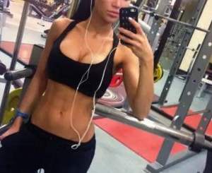 Sağlıklı ve mutlu bir escort Emel 