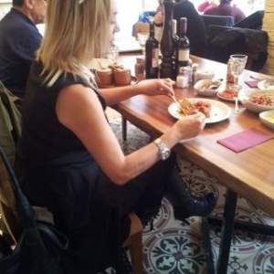 Sarışın güzeli bir bayan Elif